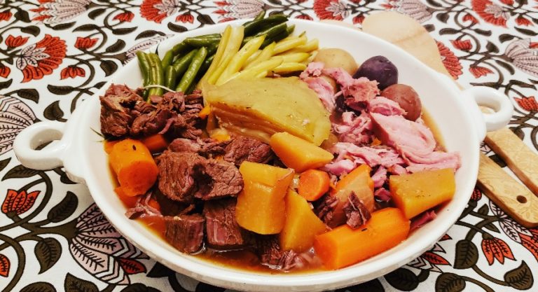 Plat De Boeuf Bouilli Servi Avec Des Légumes Bouilli au bœuf et légumes - Les Saveurs de Marie