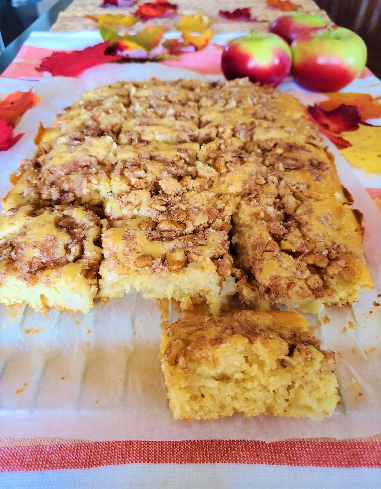 Gateau Aux Pommes Avec Croustillant Aux Noix Et A La Cannelle Les Saveurs De Marie